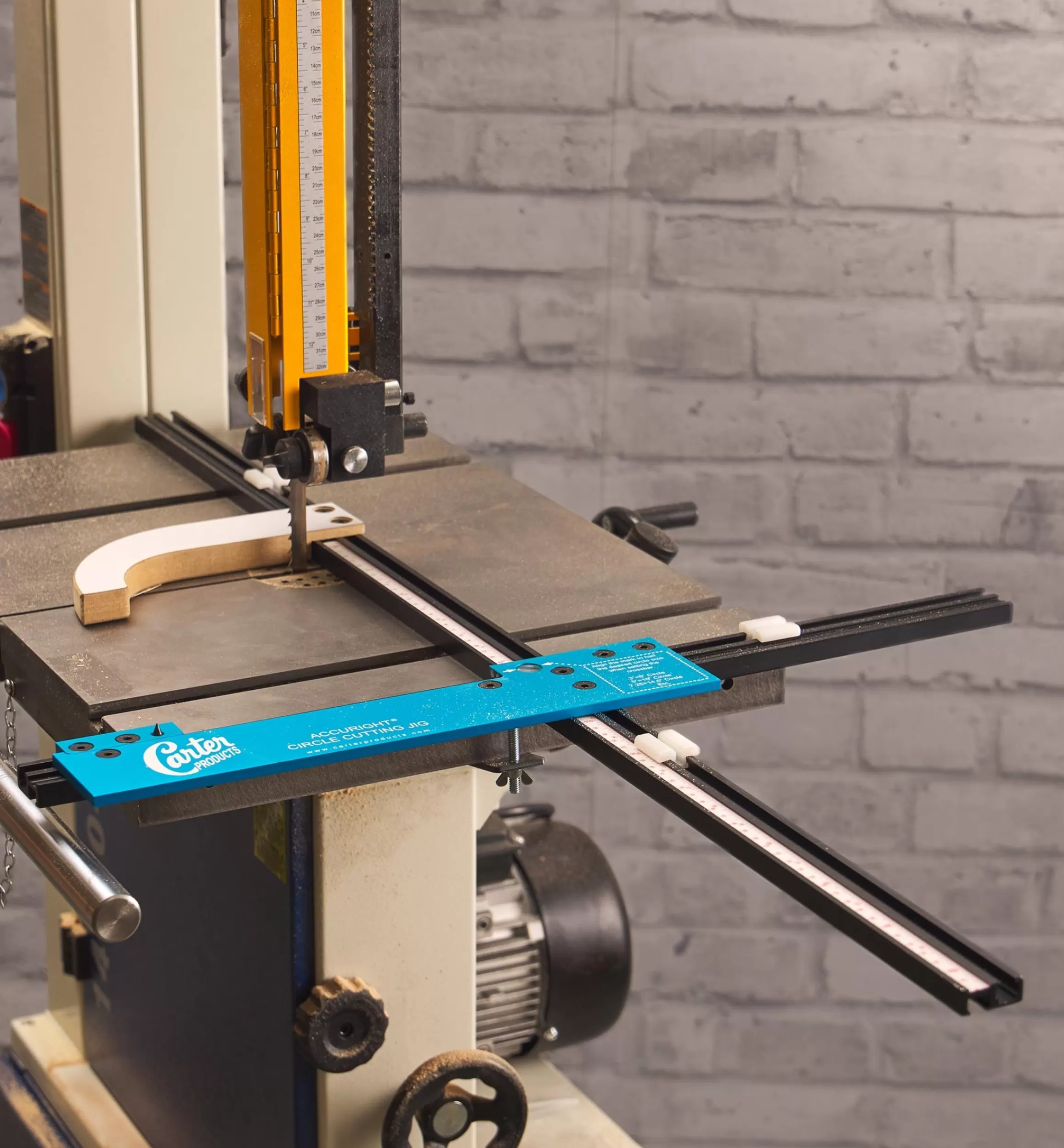Lee Valley Circle-Cutting Jig With Support