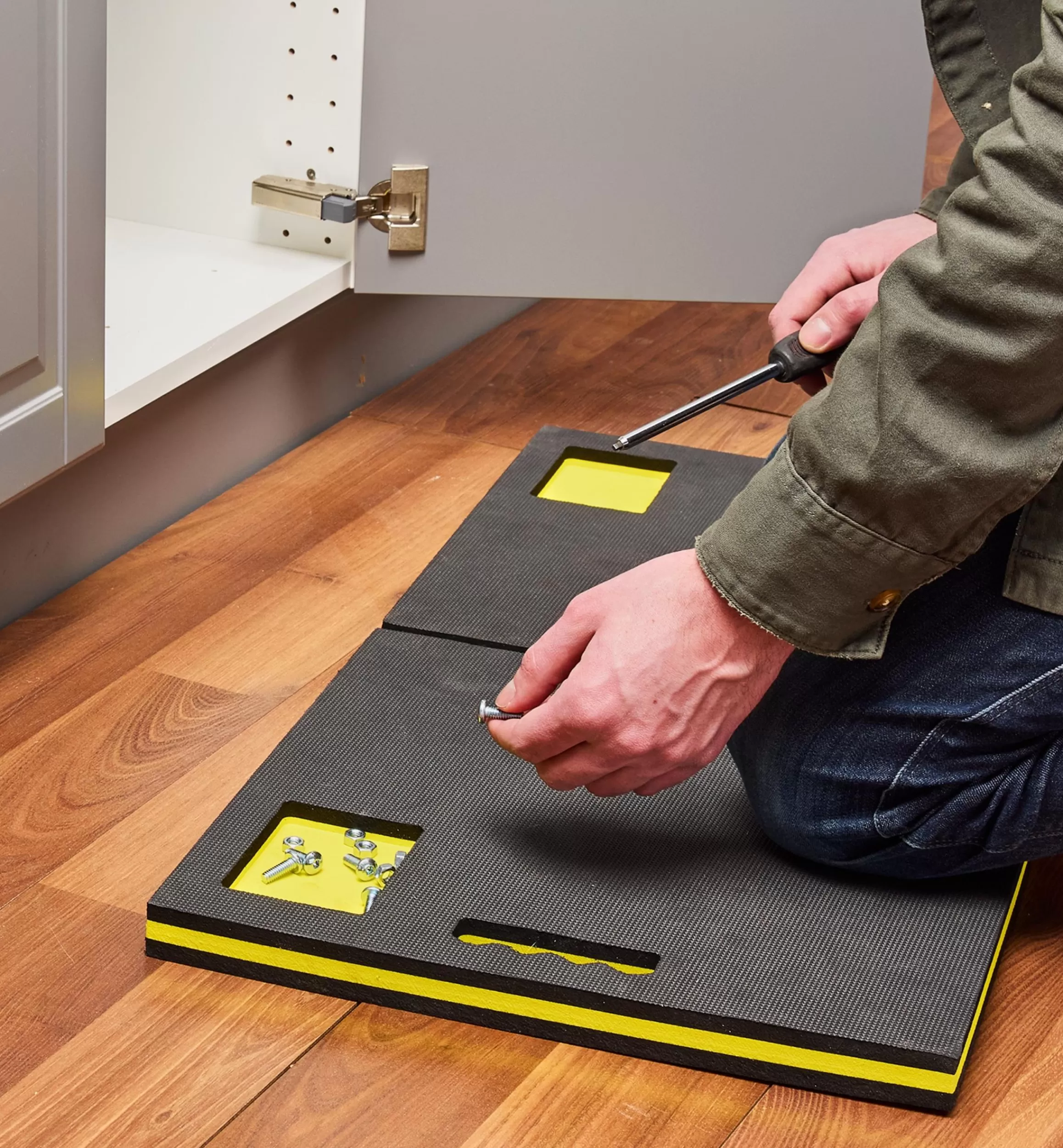 Lee Valley Kneeler With Compartment Cutouts