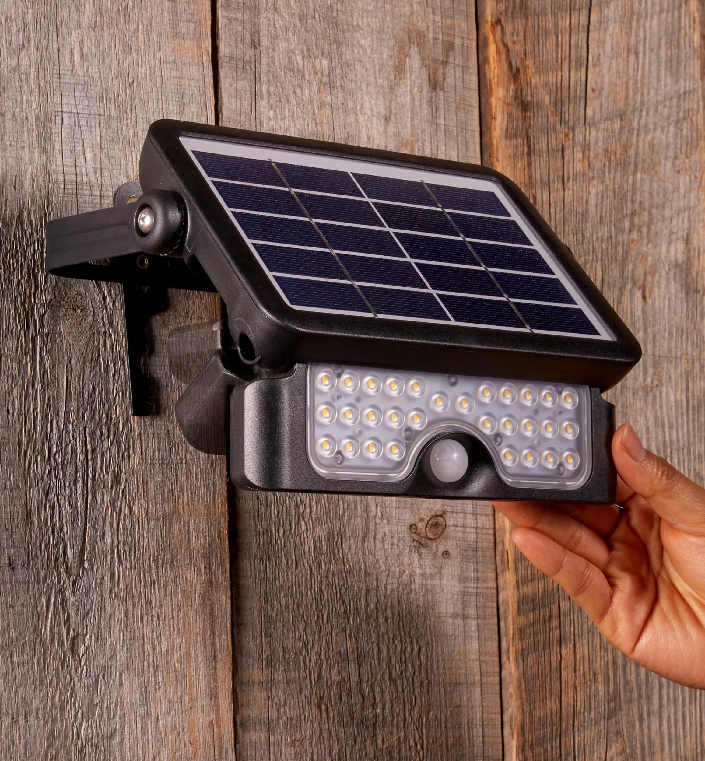 Lee Valley Motion-Sensing Solar LED Floodlight