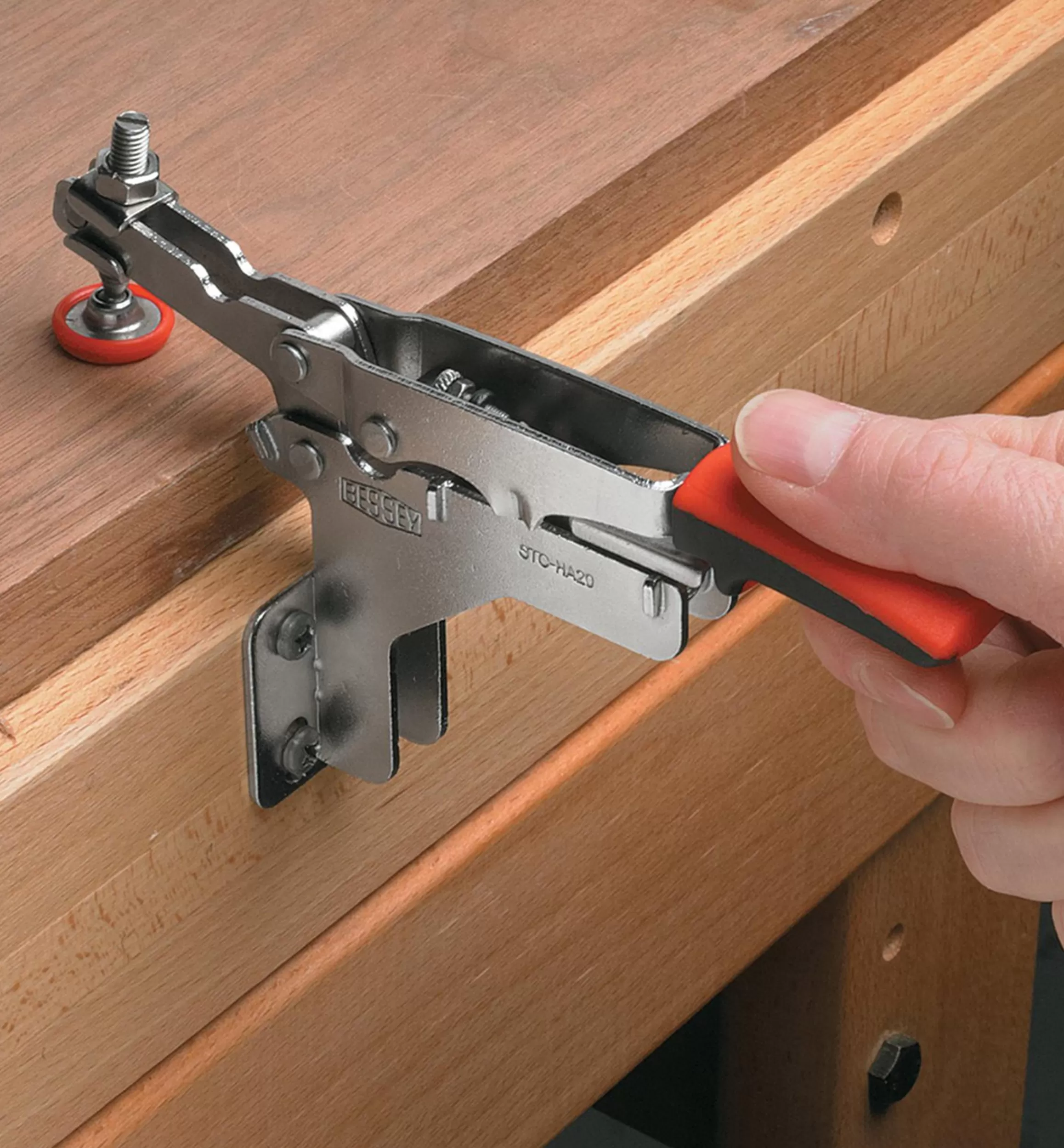 Lee Valley Small Bessey Perpendicular-Mount Horizontal Auto-Adjust Toggle Clamp