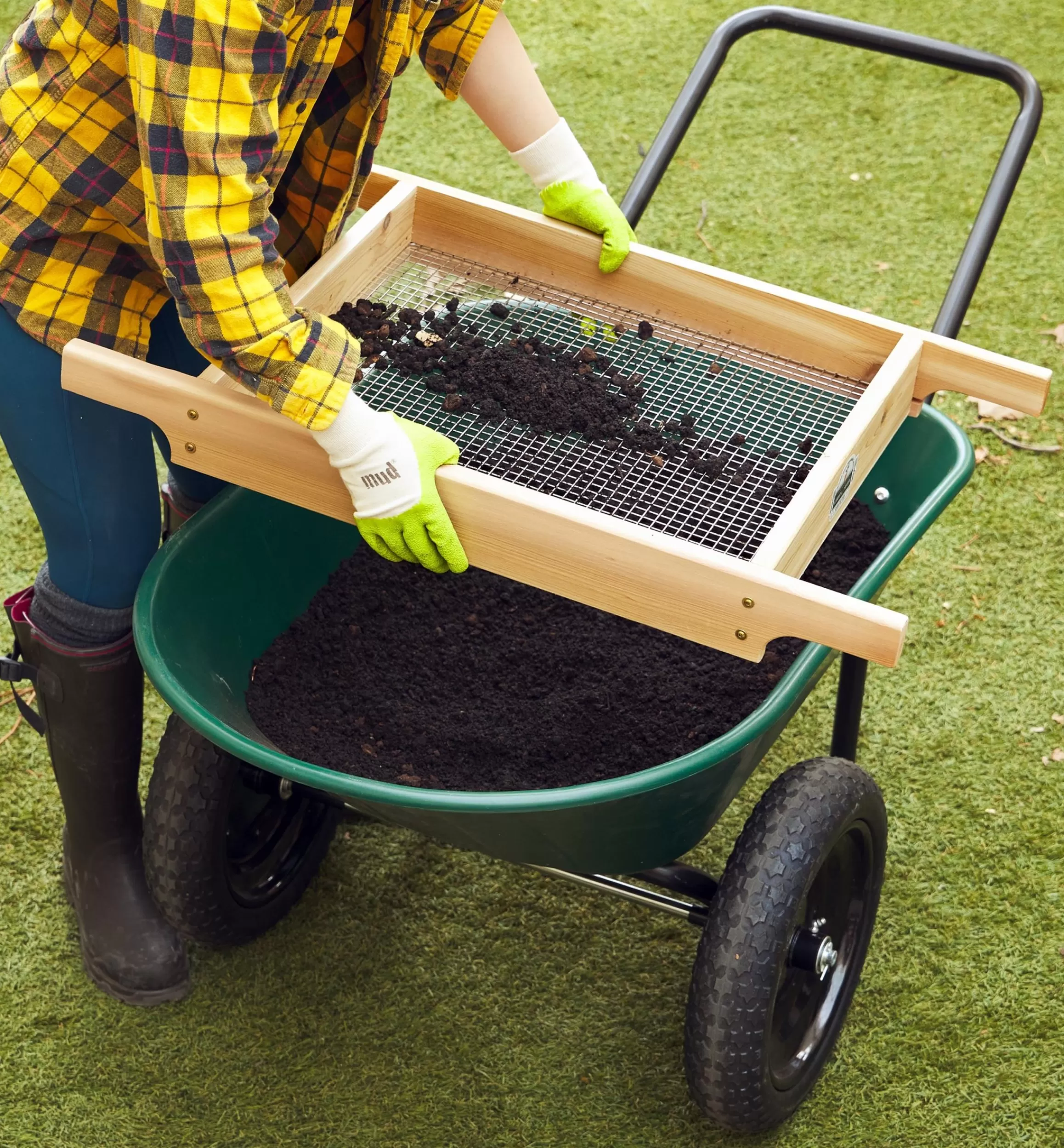 Lee Valley Wheelbarrow With Flat-Free Tires